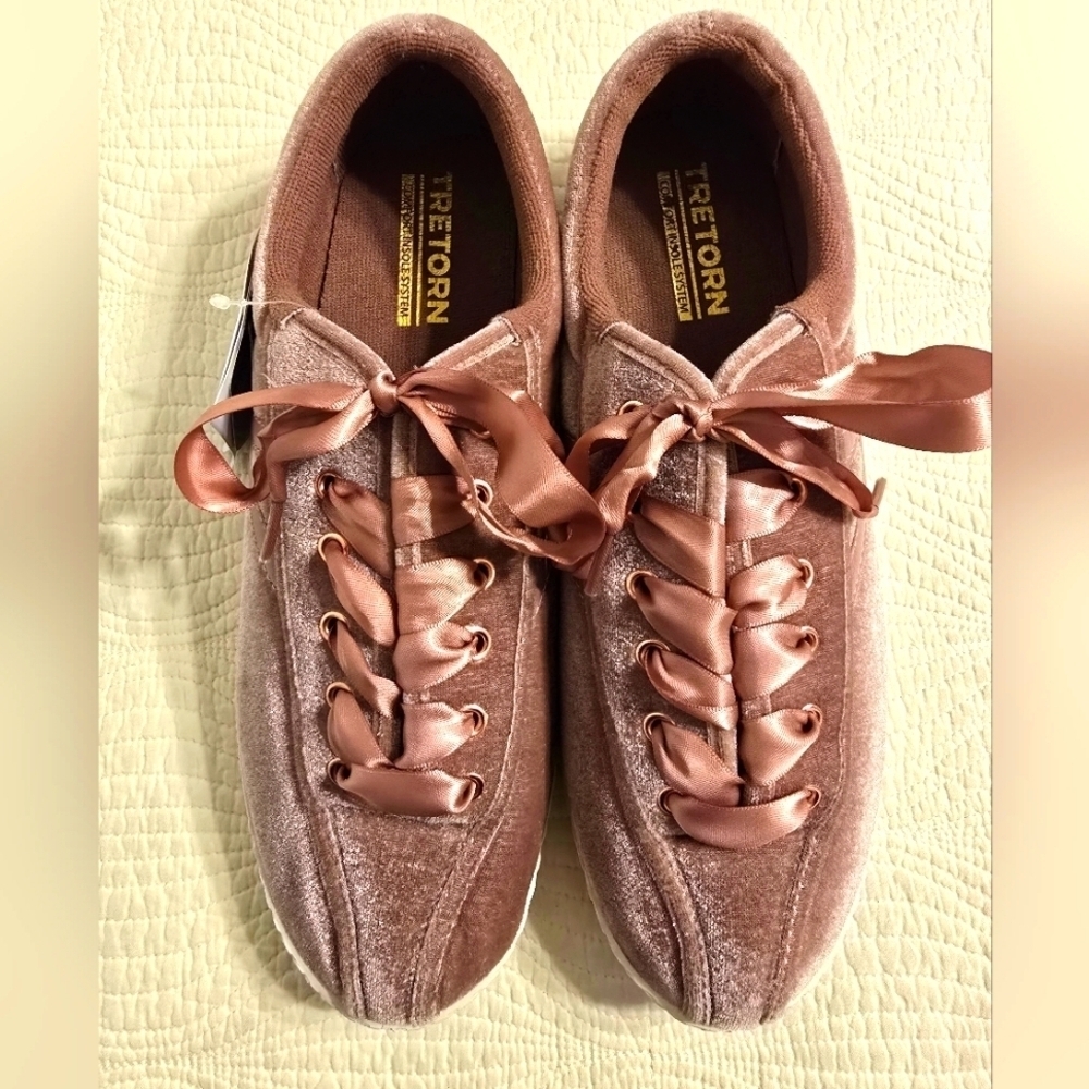 NWT Tretorn Ladies Blush Velvet Sneakers - Picture 3 of 8